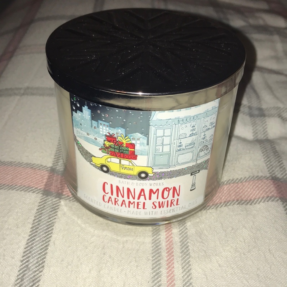 Bath and Body Works Candle (free scarf too!)